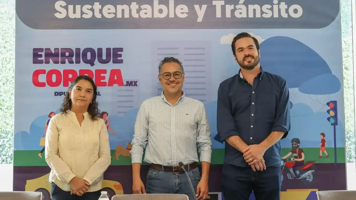 Enrique Correa Sada junto a dos integrantes de la Comisión de Movilidad Sustentable y Tránsito frente a un cartel sobre la reforma a estacionamientos.