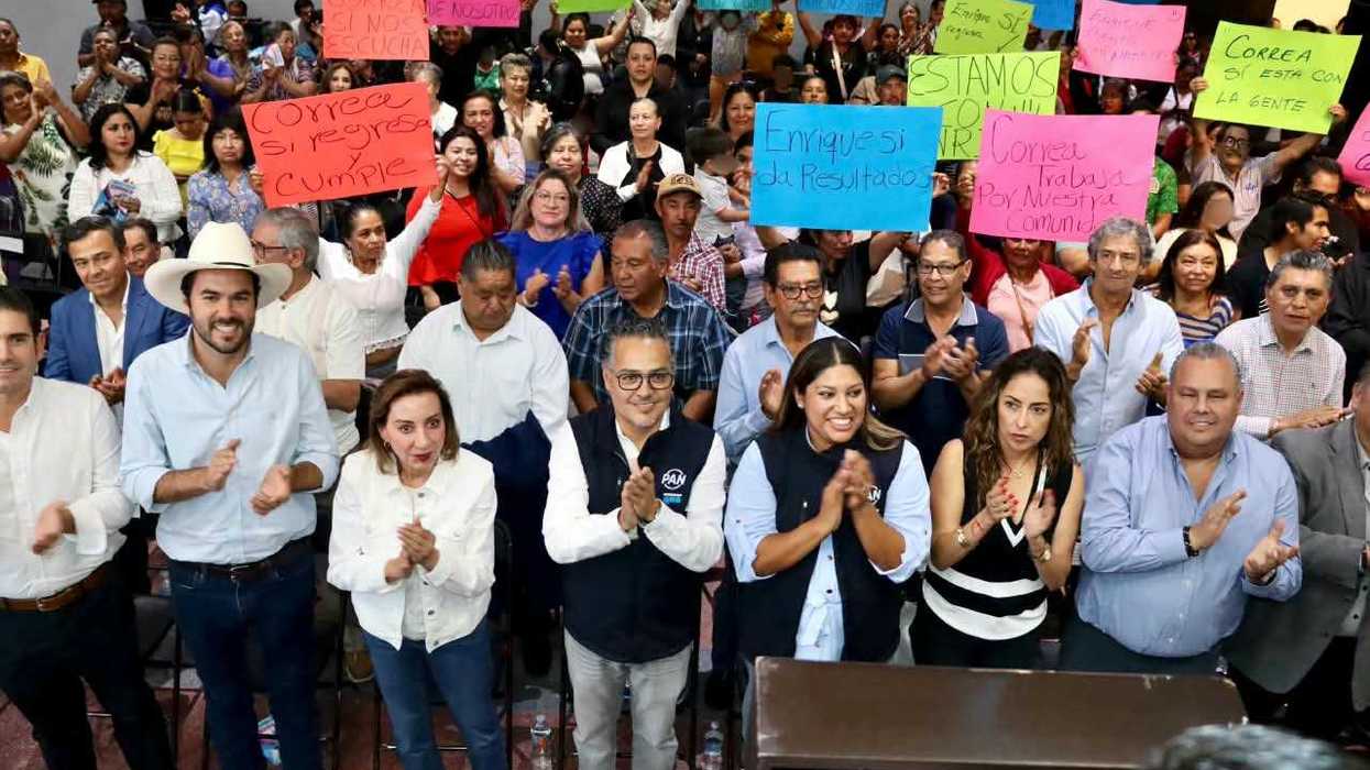 Enrique Correa y liderazgos aplauden durante la presentación del Informe Legislativo en el Distrito 7, Querétaro.