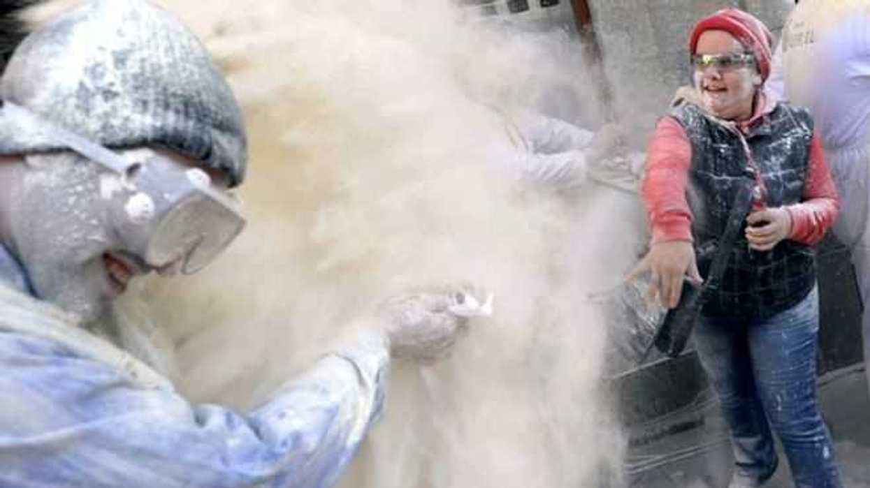 ensenadenses-festejaron-primer-carnaval-con-harina-en-vez-de-confeti