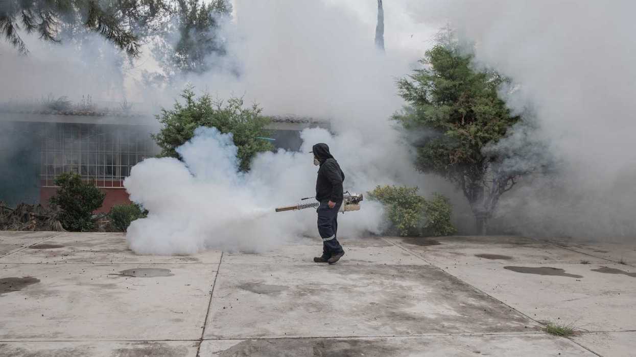Entrada de escuela telesecundaria en Tepetitlán con lona del programa de recuperación de la Presa Endhó
