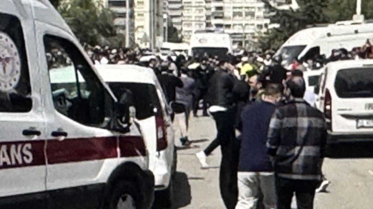 Entrada de la Escuela Secundaria Ayser Çalik en Kahramanmaras tras tiroteo escolar en Turquía