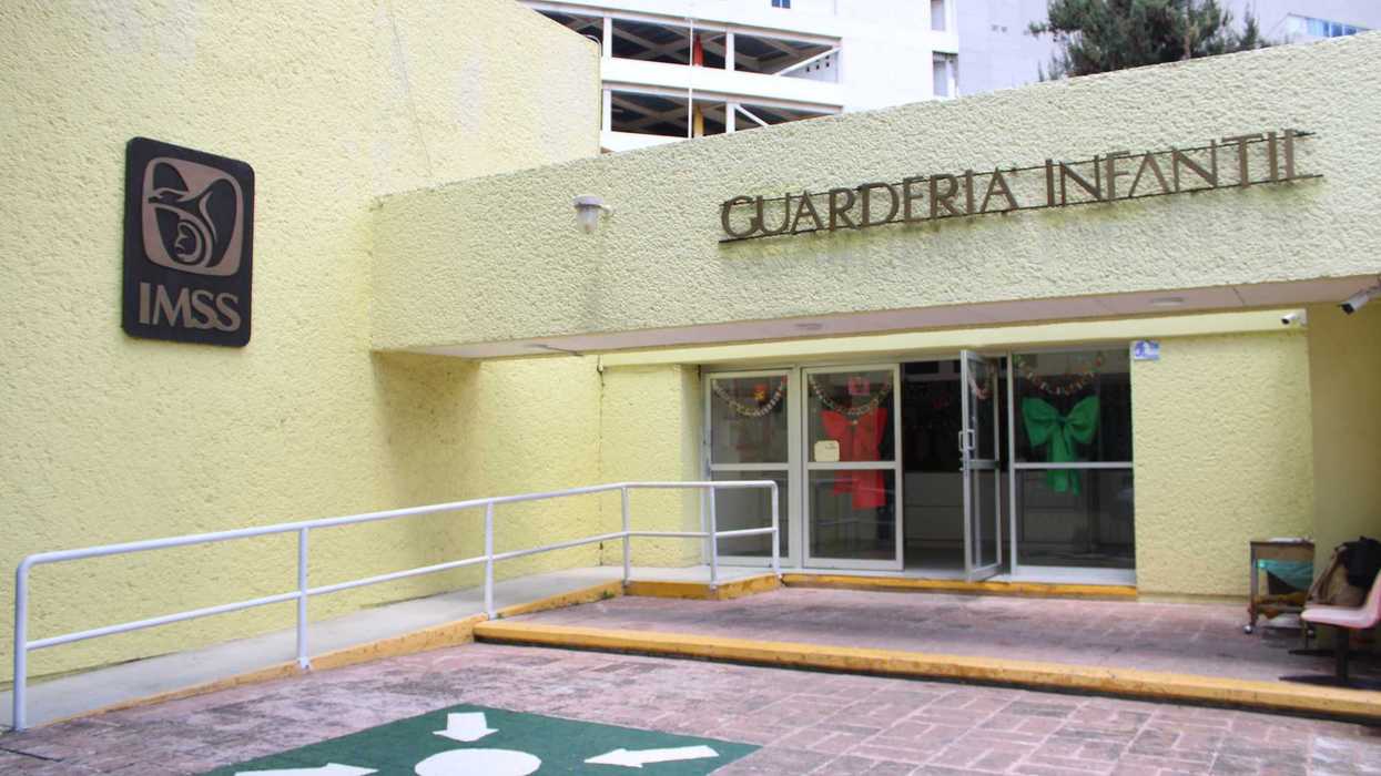 Entrada de una guardería infantil del IMSS en Querétaro con el logotipo del Instituto en la fachada