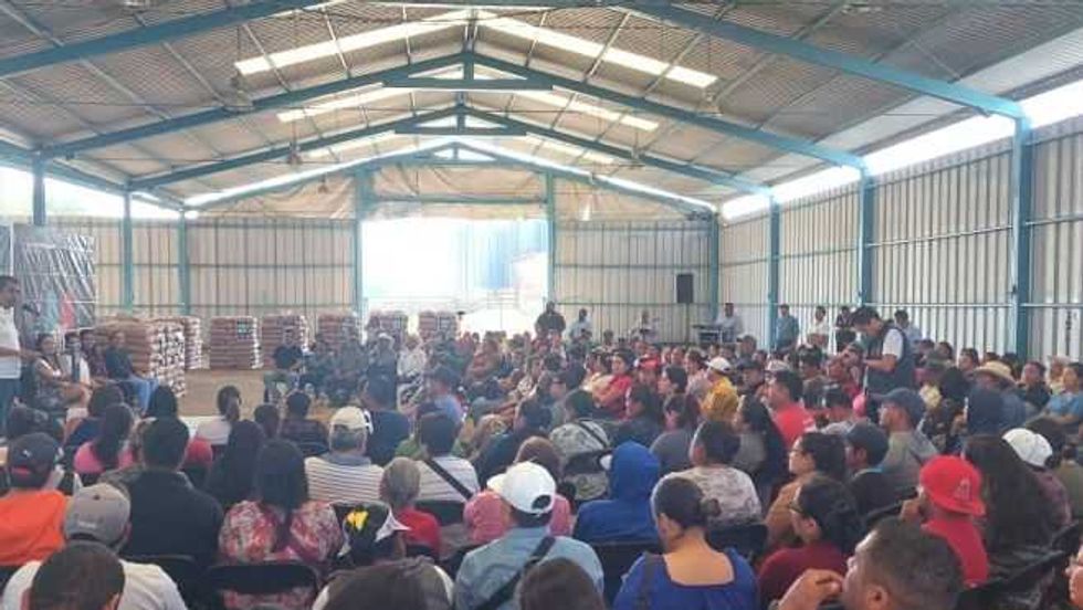 Entrega alcalde de San Juan del Río 72 toneladas de cemento a 40 comunidades.