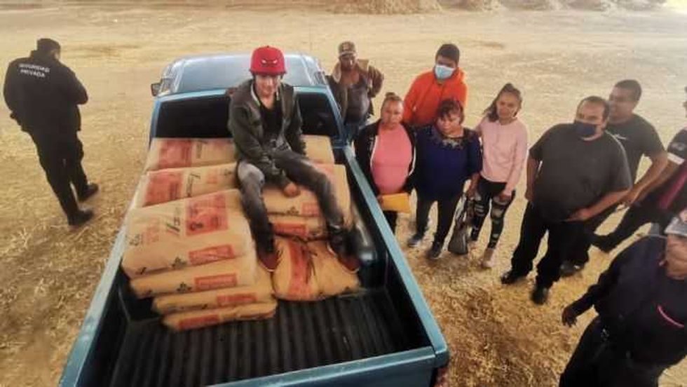 Entrega alcalde de San Juan del Río 72 toneladas de cemento a 40 comunidades.