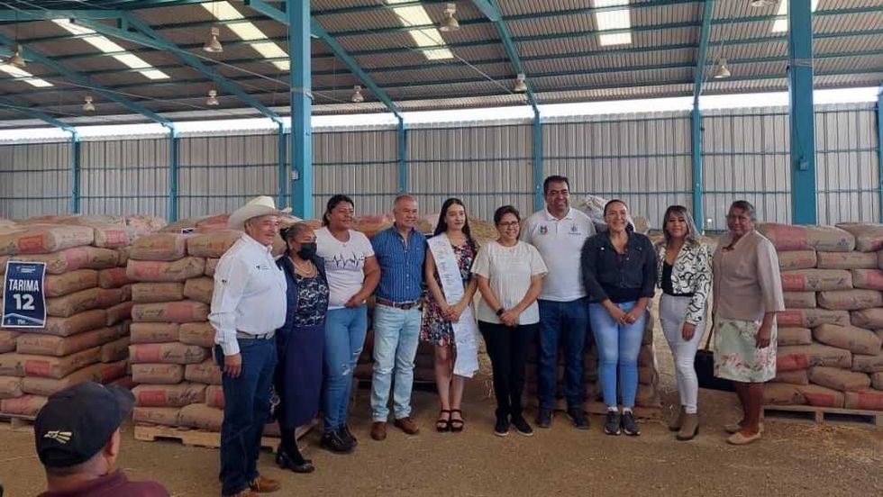 Entrega alcalde de San Juan del Río 72 toneladas de cemento a 40 comunidades.