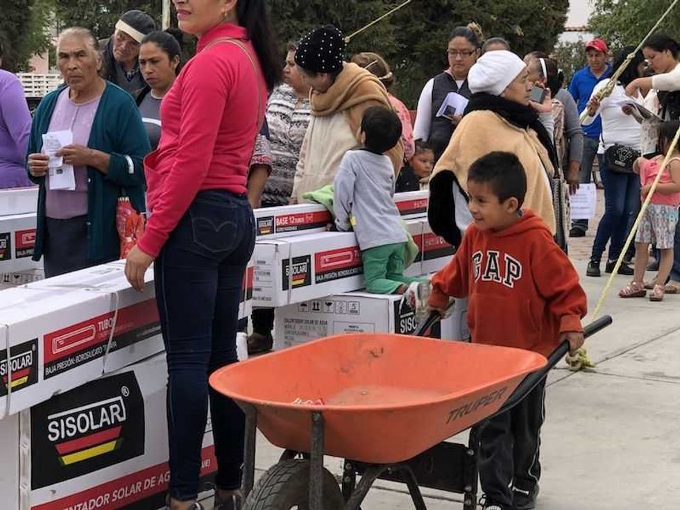 entrega alcalde memo vega apoyos sociales en rancho banthi 11
