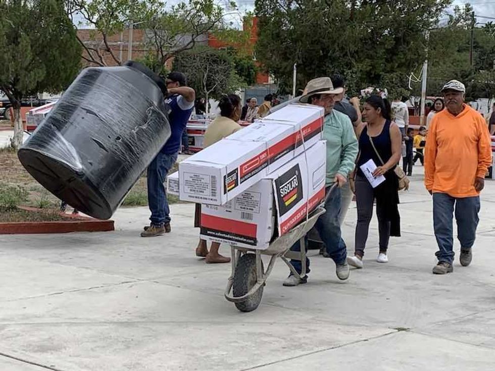 entrega alcalde memo vega apoyos sociales en rancho banthi 3