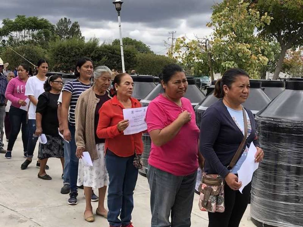 entrega alcalde memo vega apoyos sociales en rancho banthi 33