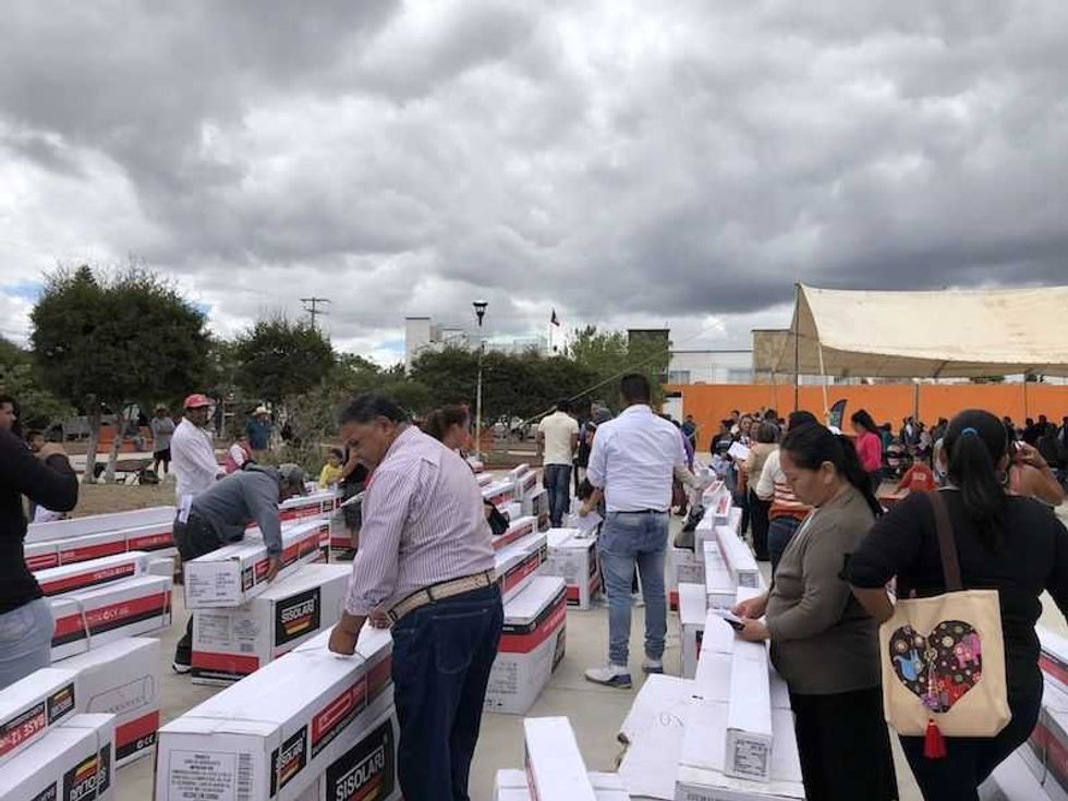 entrega alcalde memo vega apoyos sociales en rancho banthi 44