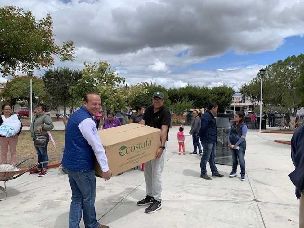 entrega alcalde memo vega apoyos sociales en rancho banthi 56
