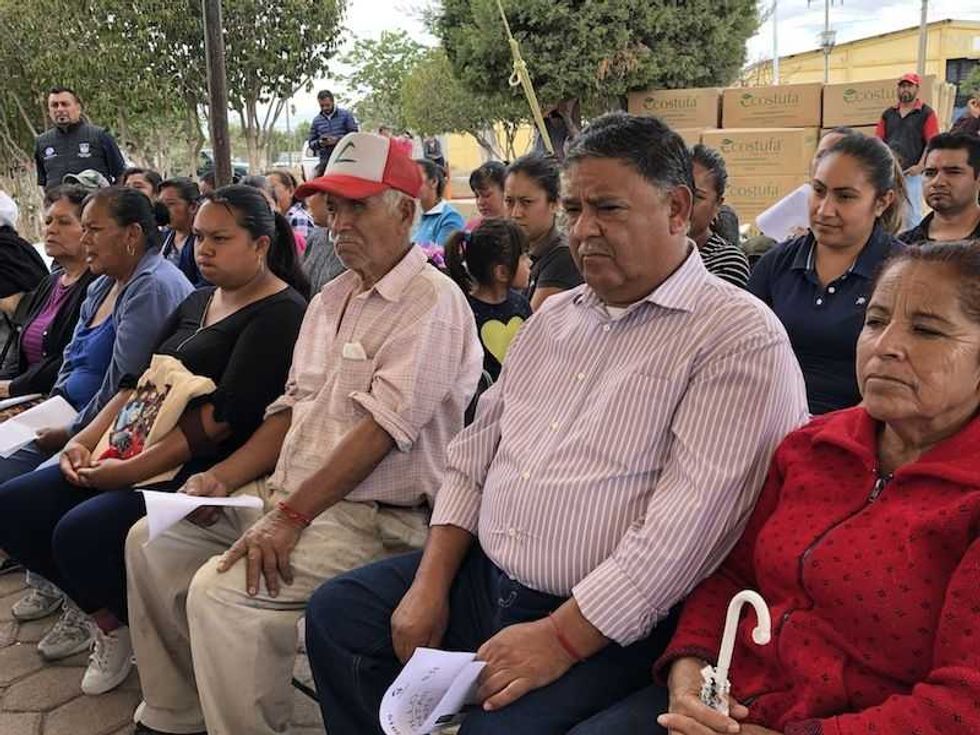 entrega alcalde memo vega apoyos sociales en rancho banthi 66