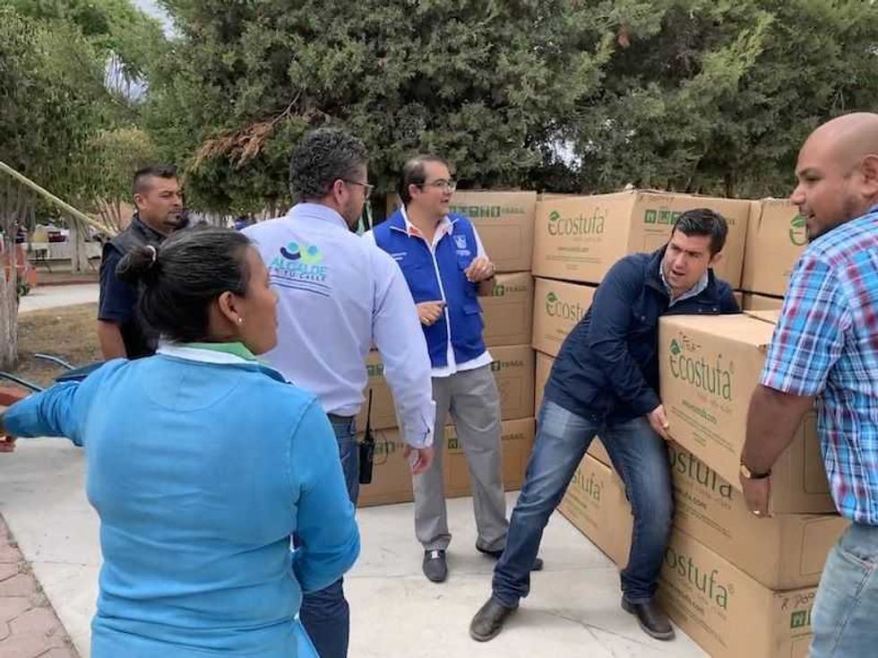 entrega alcalde memo vega apoyos sociales en rancho banthi