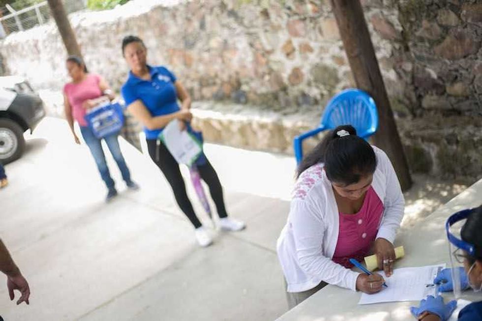 entrega becas arcila abr 03 je 18