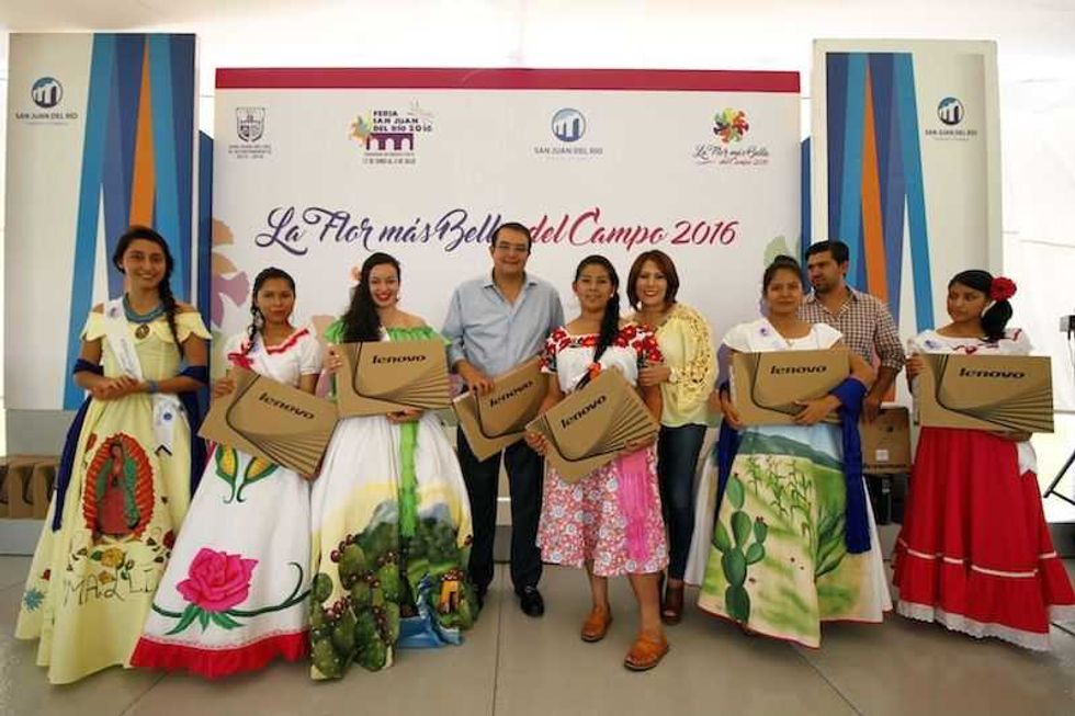 entrega-computadoras-flor-mas-bella-del-campo-05