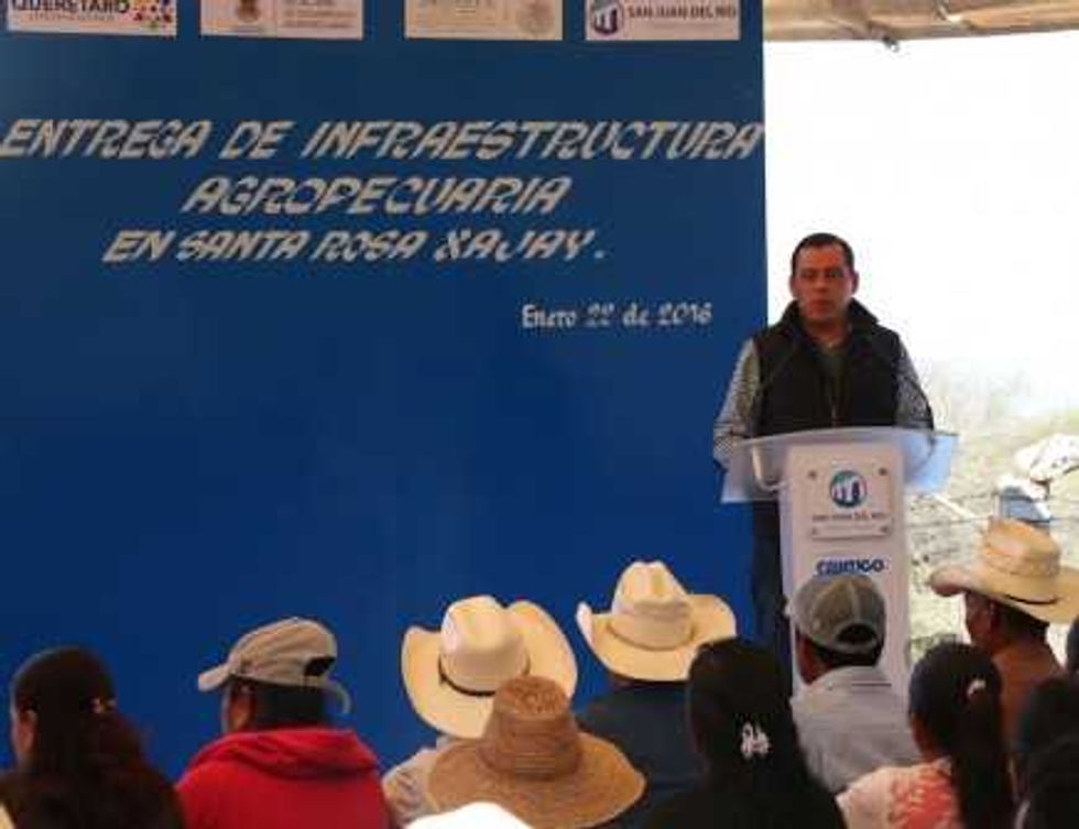 Entrega de apoyos agropecuariosby el secretario de la SEDEA