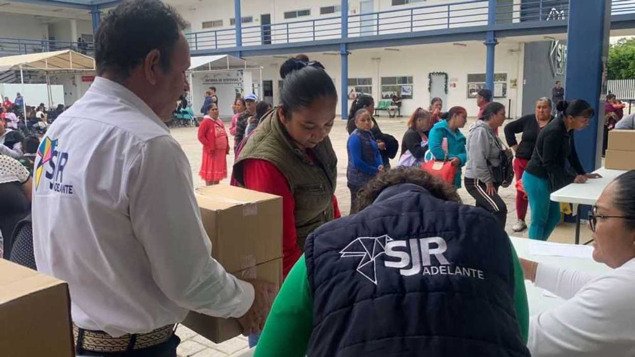 Entrega de apoyos alimentarios fortalece a familias en San Juan del Río.