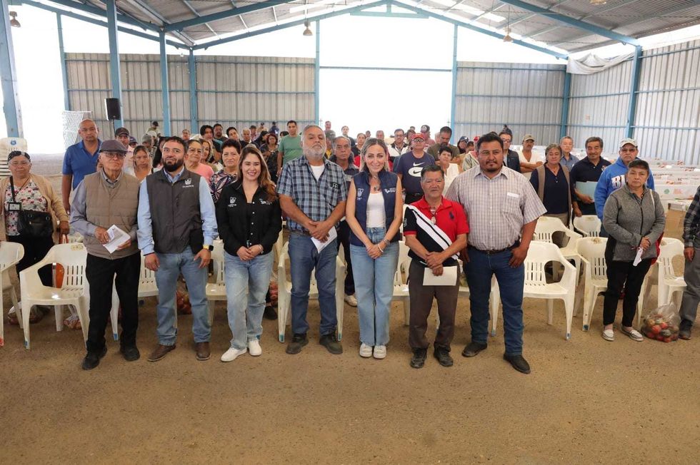 Entrega de art\u00edculos a familias de comunidades y colonias en San Juan del R\u00edo, Quer\u00e9taro, en la Nave Ganadera del Centro Expositor
