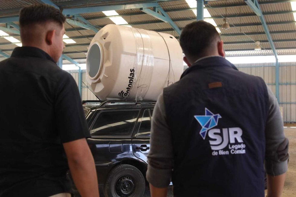 Entrega de art\u00edculos a familias de comunidades y colonias en San Juan del R\u00edo, Quer\u00e9taro, en la Nave Ganadera del Centro Expositor