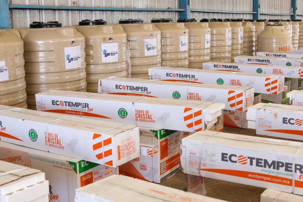 Entrega de art\u00edculos a familias de comunidades y colonias en San Juan del R\u00edo, Quer\u00e9taro, en la Nave Ganadera del Centro Expositor