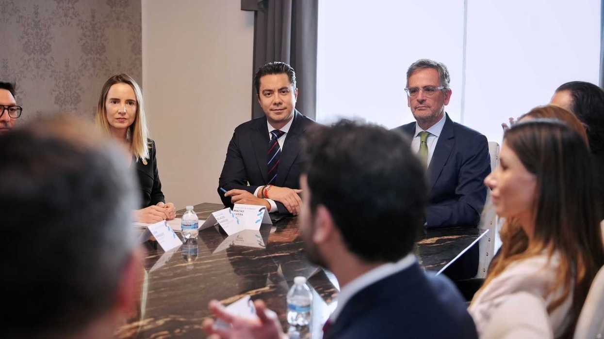 Entrega de becas de educación financiera a jóvenes en el municipio de Querétaro en alianza con Banco Santander