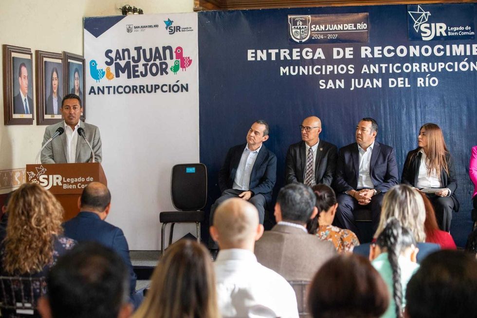 Entrega de certificaci\u00f3n anticorrupci\u00f3n del SEAQRO al municipio de San Juan del R\u00edo en la Antigua Presidencia Municipal