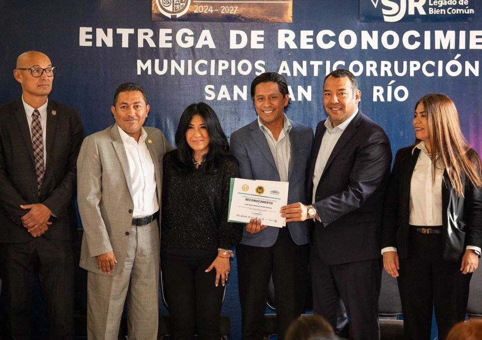 Entrega de certificaci\u00f3n anticorrupci\u00f3n del SEAQRO al municipio de San Juan del R\u00edo en la Antigua Presidencia Municipal
