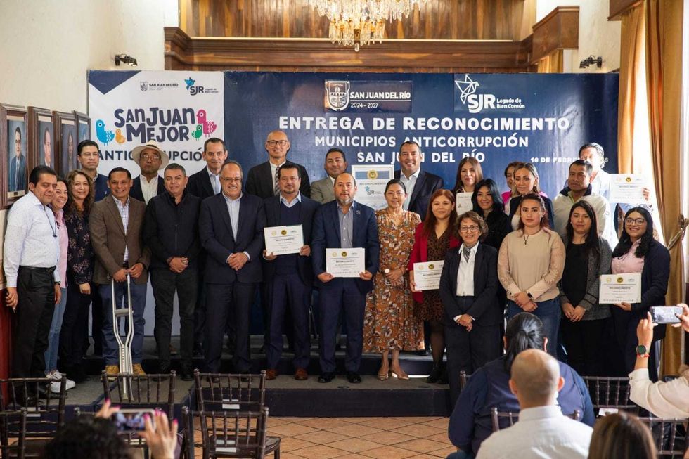 Entrega de certificaci\u00f3n anticorrupci\u00f3n del SEAQRO al municipio de San Juan del R\u00edo en la Antigua Presidencia Municipal