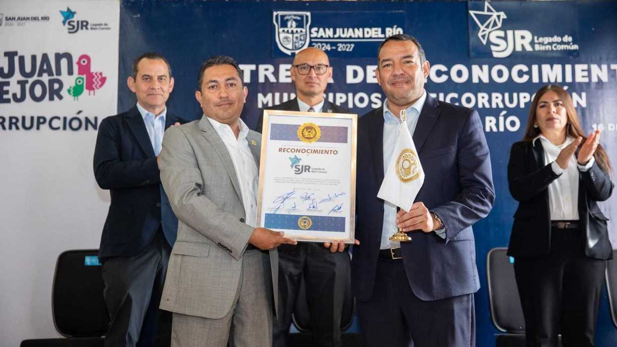 Entrega de certificación anticorrupción del SEAQRO al municipio de San Juan del Río en la Antigua Presidencia Municipal