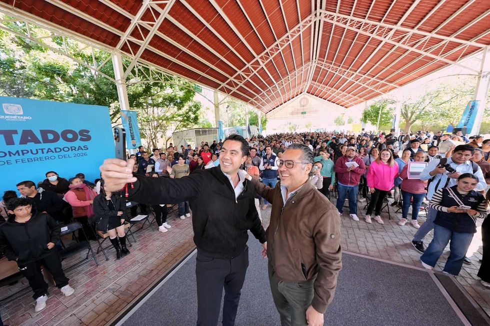 Entrega de computadoras a estudiantes y emprendedores de Santa Rosa J\u00e1uregui mediante programa Conectados en Quer\u00e9taro