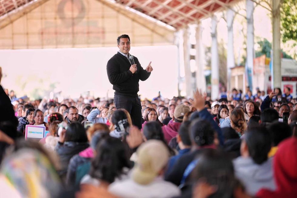 Entrega de computadoras a estudiantes y emprendedores de Santa Rosa J\u00e1uregui mediante programa Conectados en Quer\u00e9taro