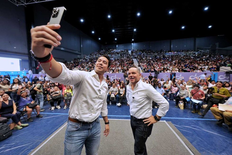 Entrega de computadoras port\u00e1tiles del programa Conectados en Quer\u00e9taro capital durante el acto de cierre con Felifer Mac\u00edas, abril 2026