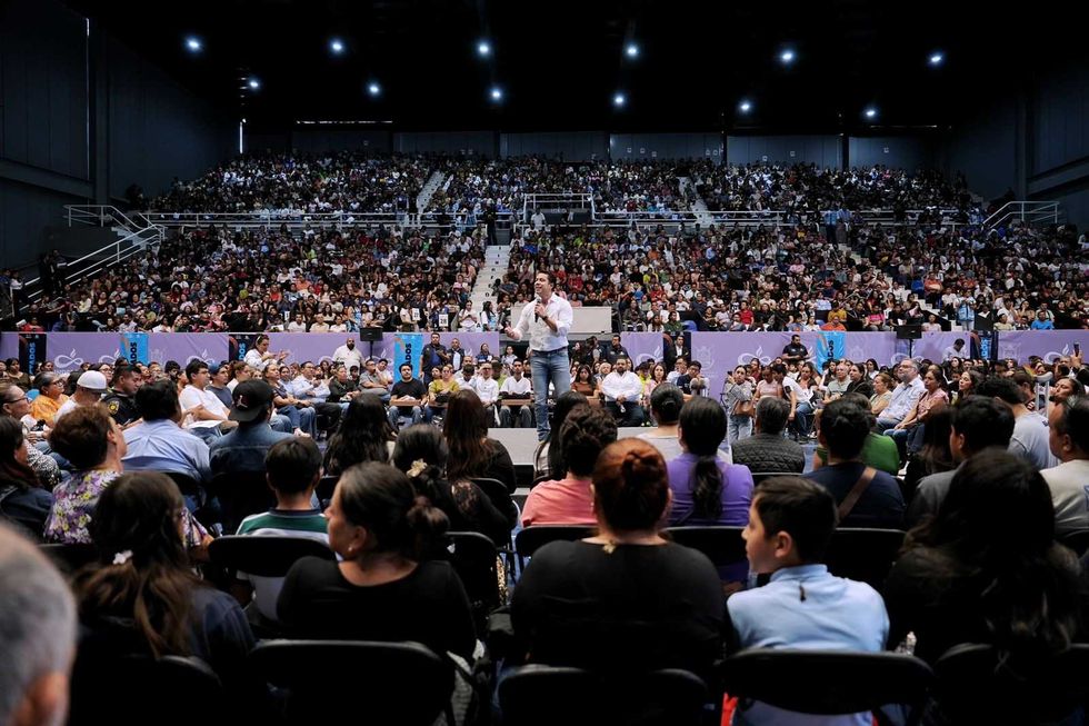 Entrega de computadoras port\u00e1tiles del programa Conectados en Quer\u00e9taro capital durante el acto de cierre con Felifer Mac\u00edas, abril 2026