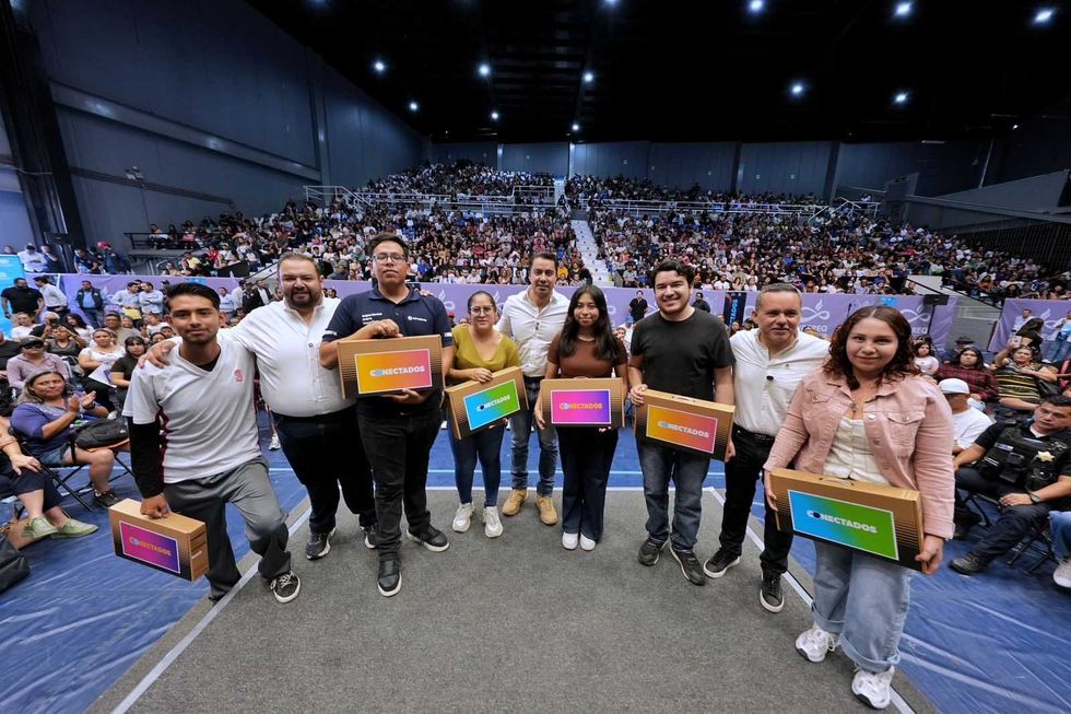Entrega de computadoras port\u00e1tiles del programa Conectados en Quer\u00e9taro capital durante el acto de cierre con Felifer Mac\u00edas, abril 2026