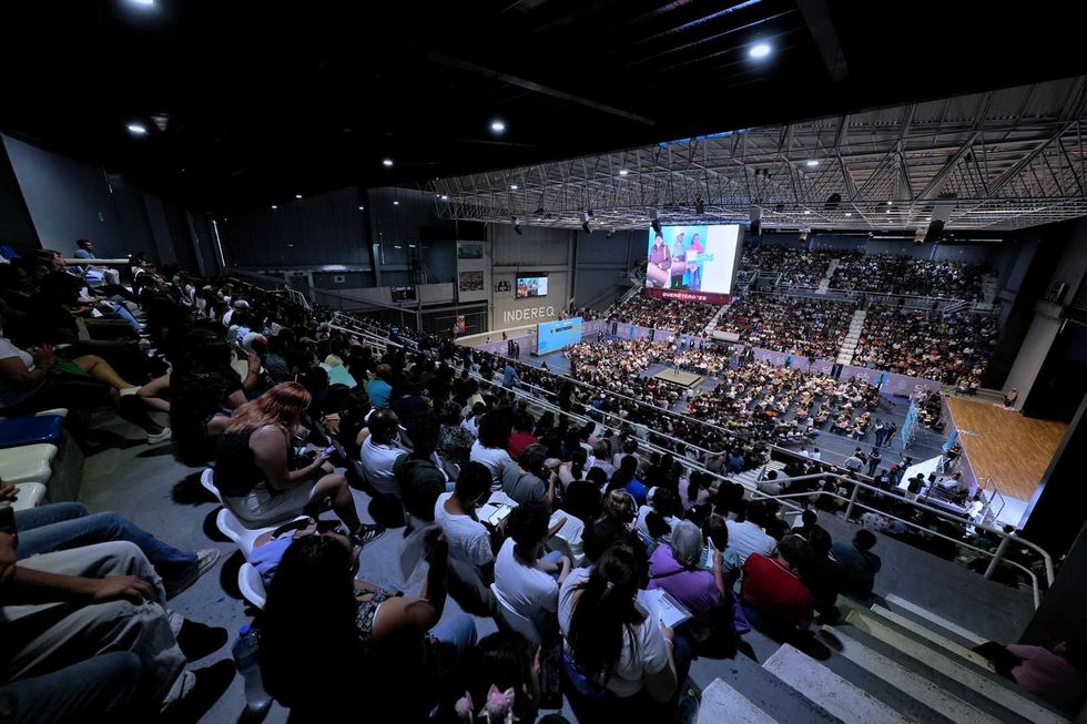 Entrega de computadoras port\u00e1tiles del programa Conectados en Quer\u00e9taro capital durante el acto de cierre con Felifer Mac\u00edas, abril 2026