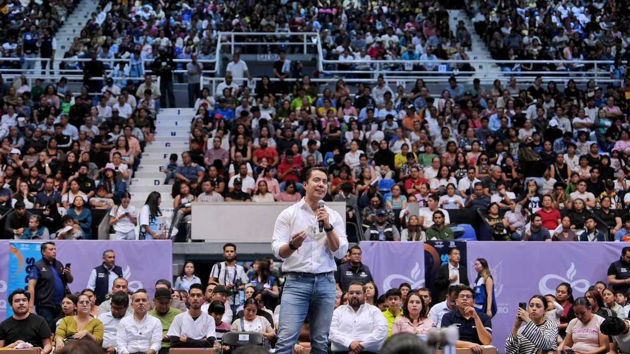 Entrega de computadoras portátiles del programa Conectados en Querétaro capital durante el acto de cierre con Felifer Macías, abril 2026