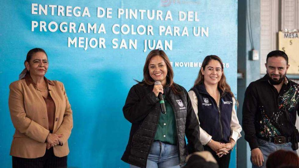 Entrega de cubetas de pintura a representantes de 28 localidades de San Juan del Río en Centro Expositor como parte del programa Color para un Mejor San Juan.