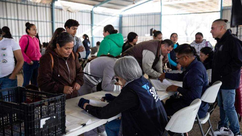 Entrega de cubetas de pintura a representantes de 28 localidades de San Juan del Río en Centro Expositor como parte del programa Color para un Mejor San Juan.