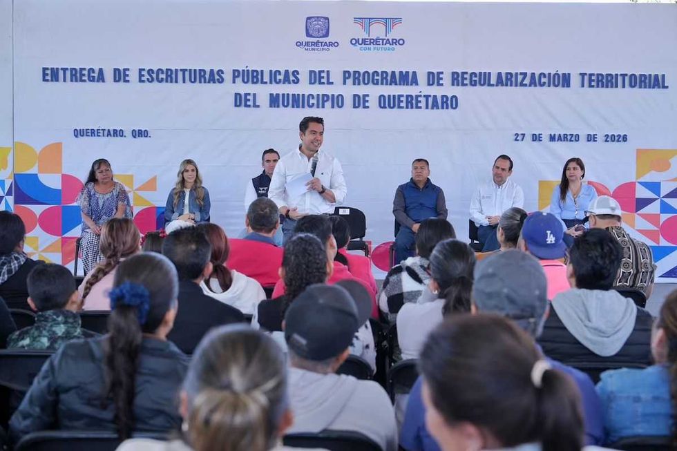 Entrega de escrituras p\u00fablicas del programa de regularizaci\u00f3n territorial en Quer\u00e9taro a familias beneficiarias