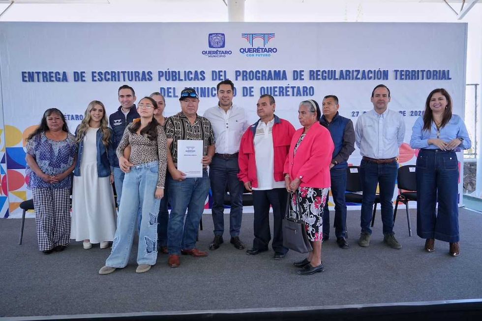 Entrega de escrituras p\u00fablicas del programa de regularizaci\u00f3n territorial en Quer\u00e9taro a familias beneficiarias