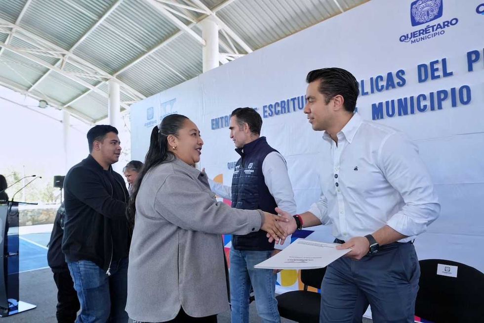 Entrega de escrituras p\u00fablicas del programa de regularizaci\u00f3n territorial en Quer\u00e9taro a familias beneficiarias