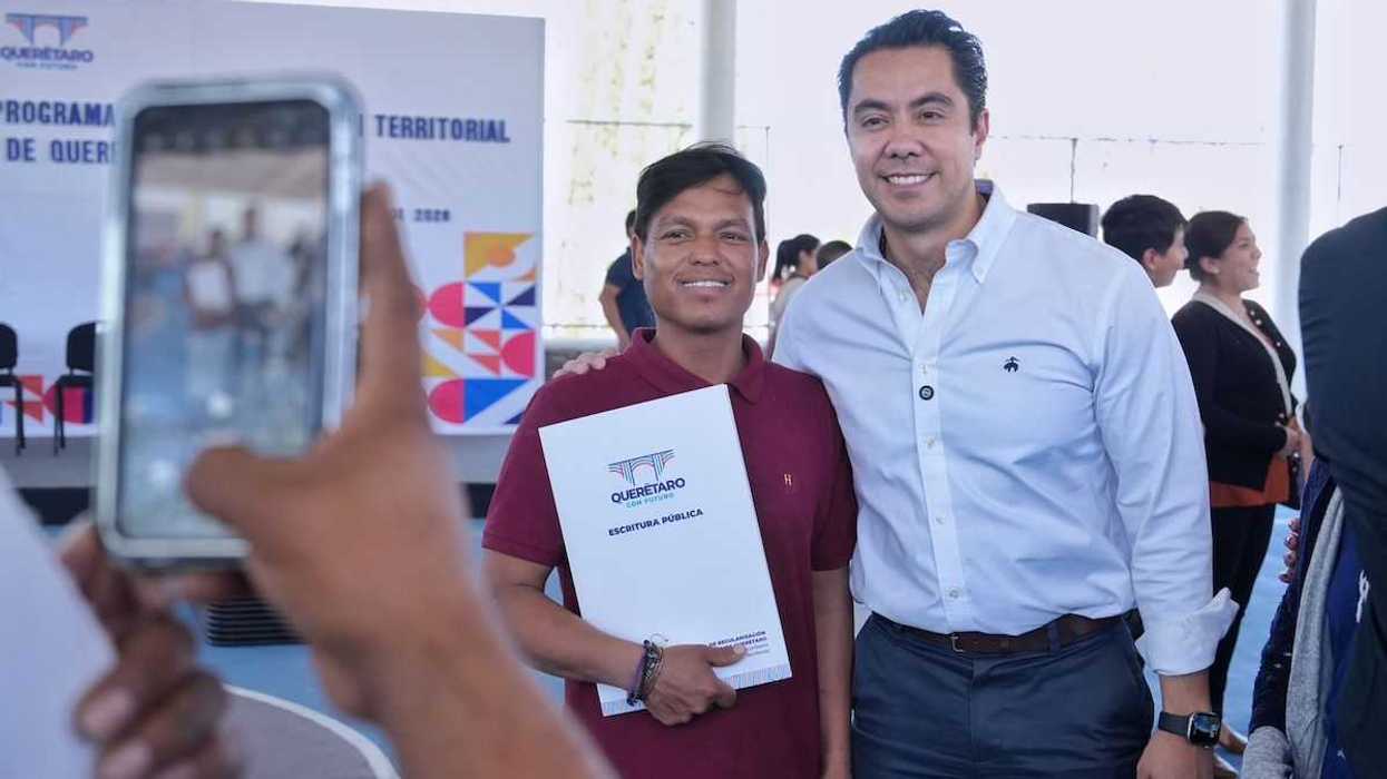 Entrega de escrituras públicas del programa de regularización territorial en Querétaro a familias beneficiarias