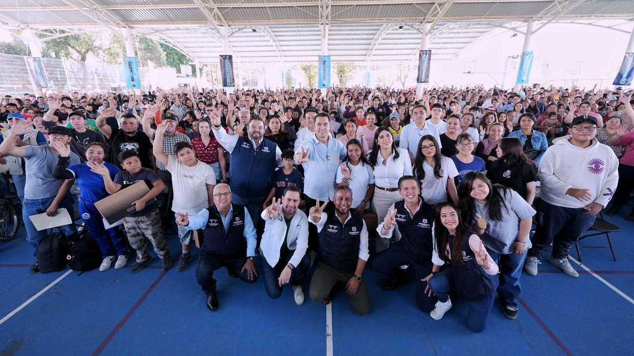 Entrega de laptops del programa Conectados a j\u00f3venes beneficiarios en Centro de Desarrollo Comunitario Reforma Lomas Quer\u00e9taro