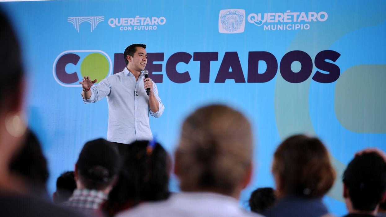 Entrega de laptops del programa Conectados a jóvenes beneficiarios en Centro de Desarrollo Comunitario Reforma Lomas Querétaro