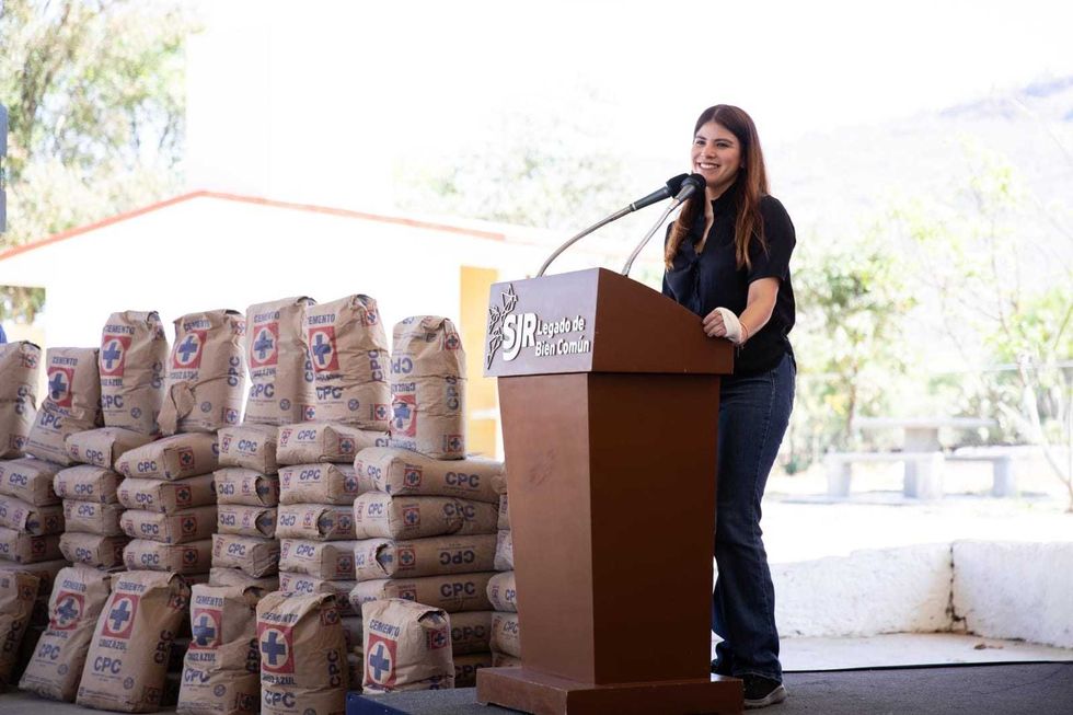 Entrega de material did\u00e1ctico y cemento a primaria Narciso Mendoza en Estancia de Bordos, San Juan del R\u00edo