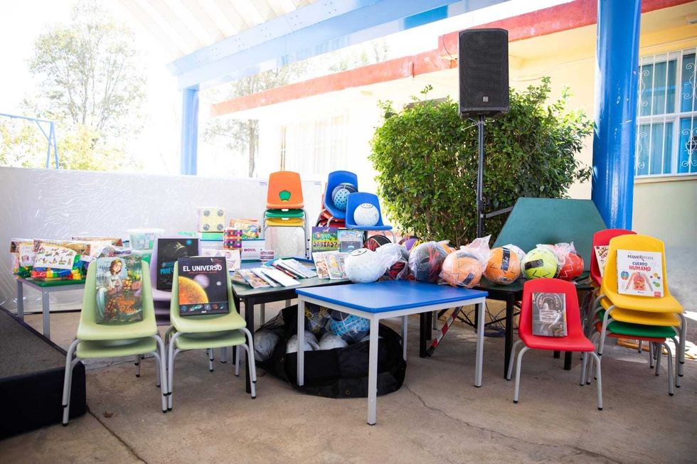 Entrega de material did\u00e1ctico y cemento a primaria Narciso Mendoza en Estancia de Bordos, San Juan del R\u00edo
