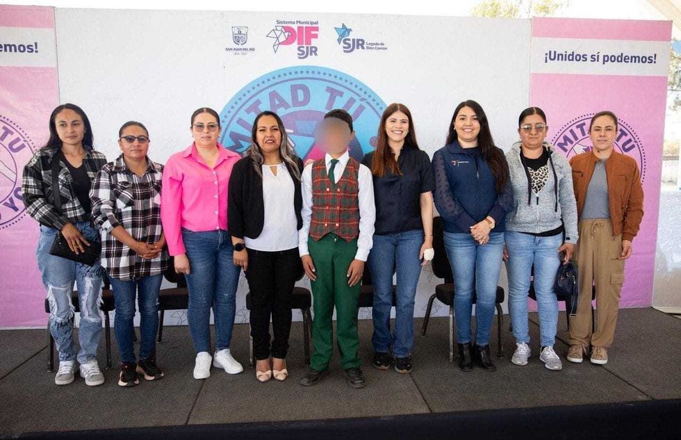 Entrega de material did\u00e1ctico y cemento a primaria Narciso Mendoza en Estancia de Bordos, San Juan del R\u00edo