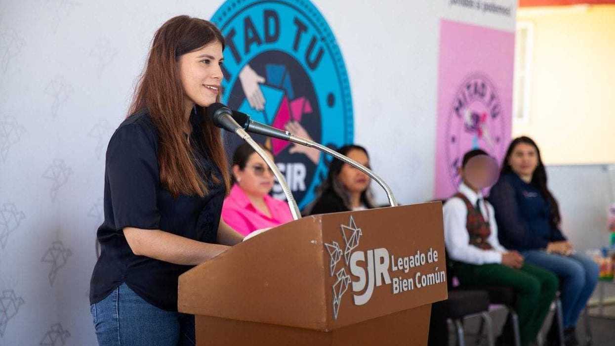 Entrega de material didáctico y cemento a primaria Narciso Mendoza en Estancia de Bordos, San Juan del Río