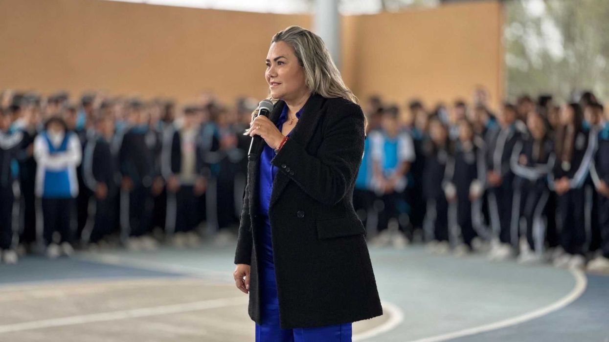 Entrega de mobiliario educativo beneficia a más de 600 estudiantes en Huimilpan.