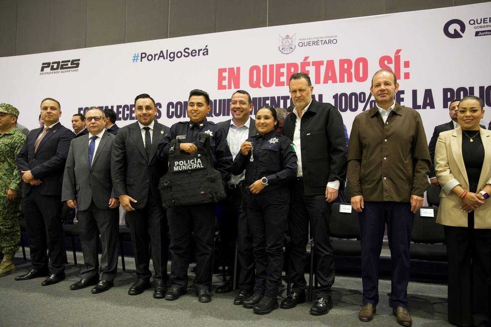 Entrega de patrullas y equipo t\u00e1ctico a polic\u00eda municipal de San Juan del R\u00edo por gobierno de Quer\u00e9taro.