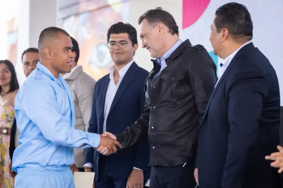 Entrega de reconocimiento a una persona privada de la libertad durante el evento del CECA y el Sistema Penitenciario en Quer\u00e9taro
